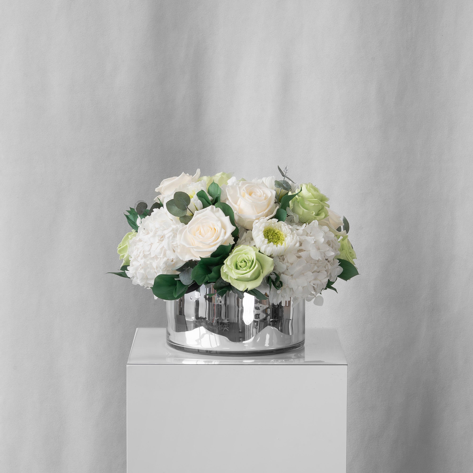 Preserved green and white flower arrangement for yachts
