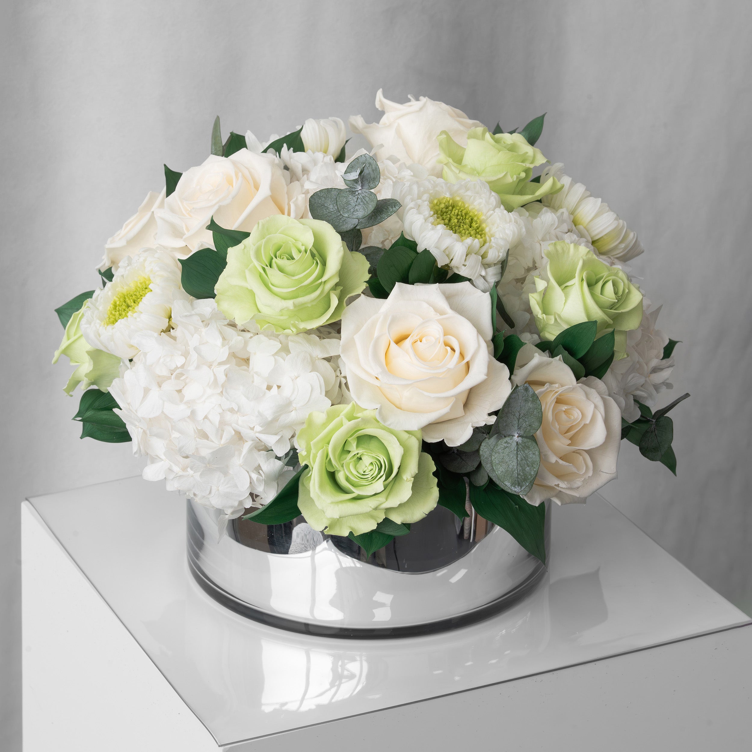 Preserved green and white flower arrangement for yachts