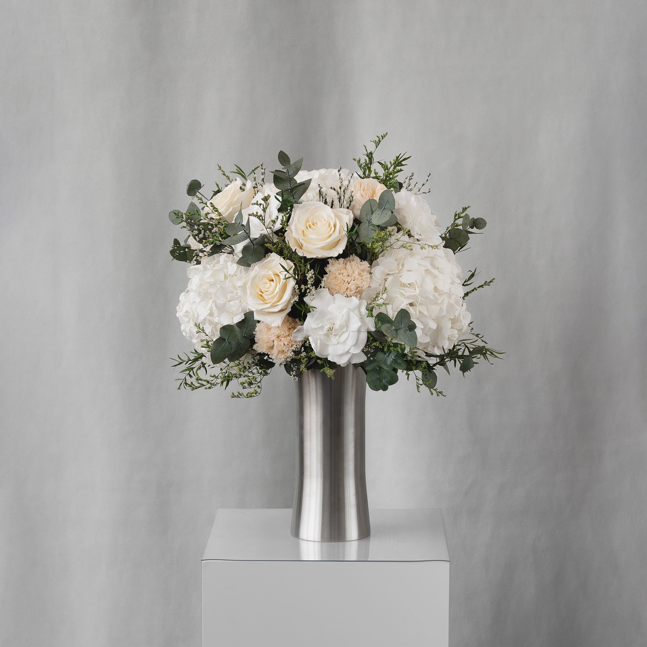 Preserved white flower arrangement for yachts