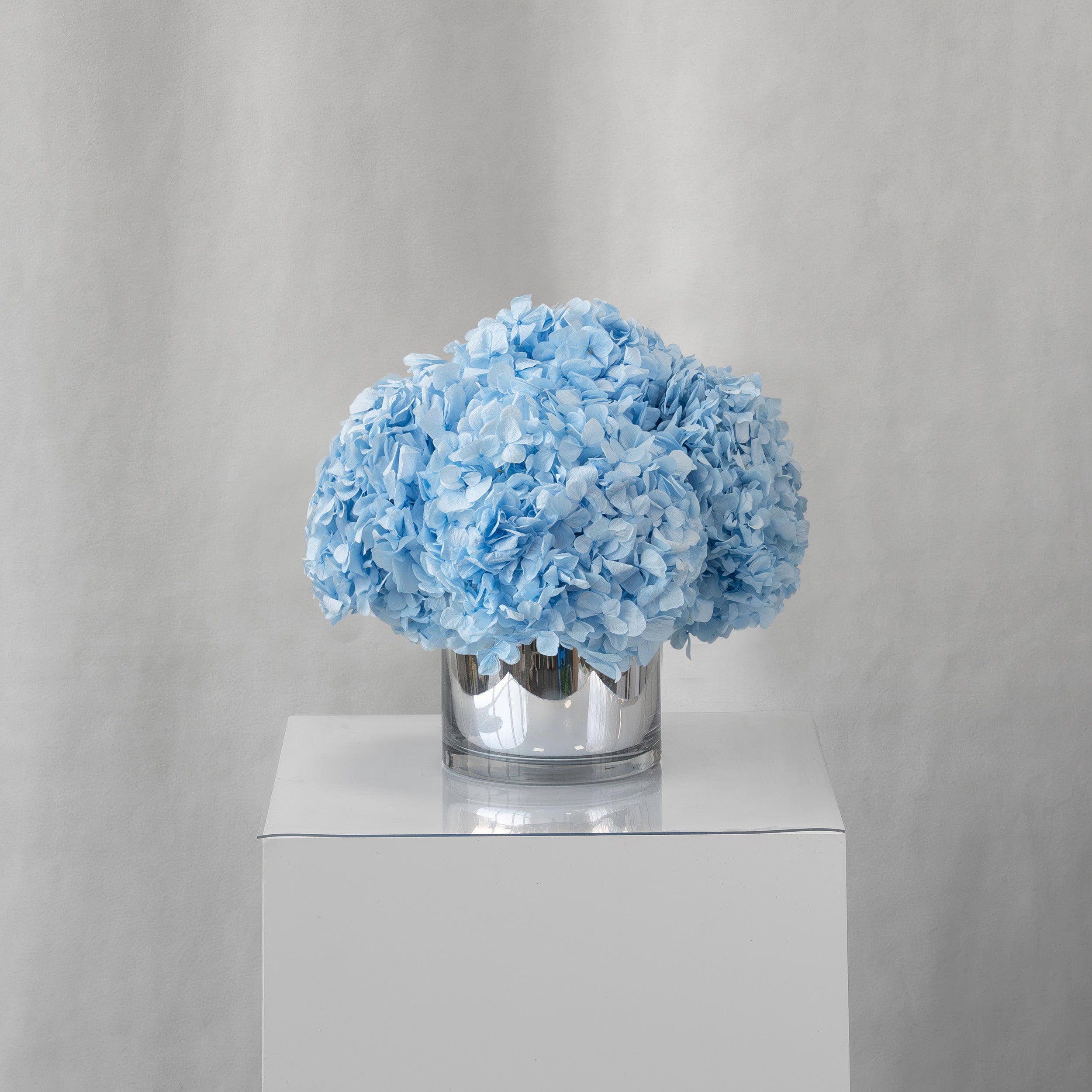 Preserved blue hydrangea arrangement for yachts