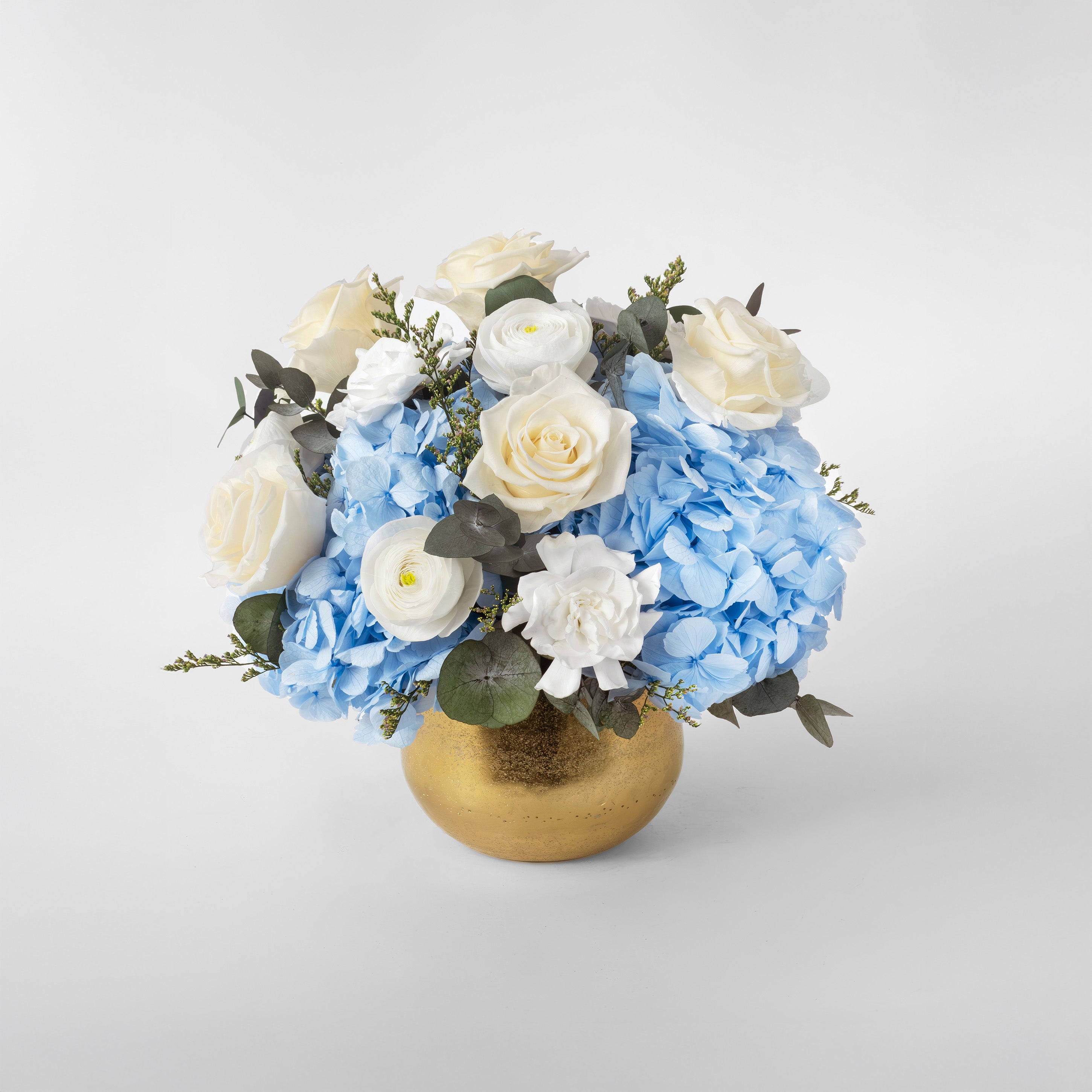 Preserved blue and white flower arrangement for yachts 